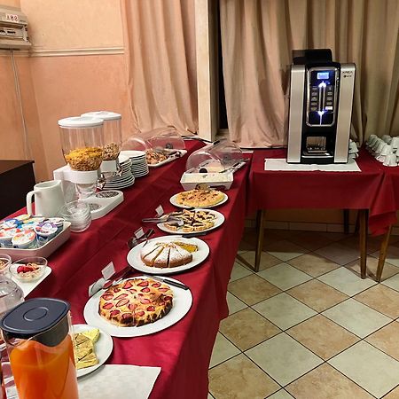 Hotel Carol Чезенатіко Екстер'єр фото