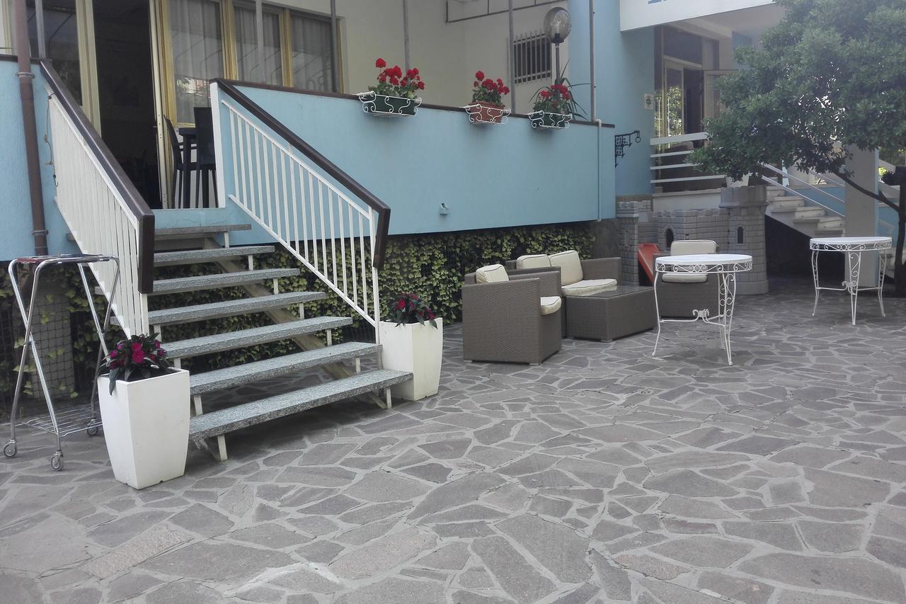 Hotel Carol Чезенатіко Екстер'єр фото
