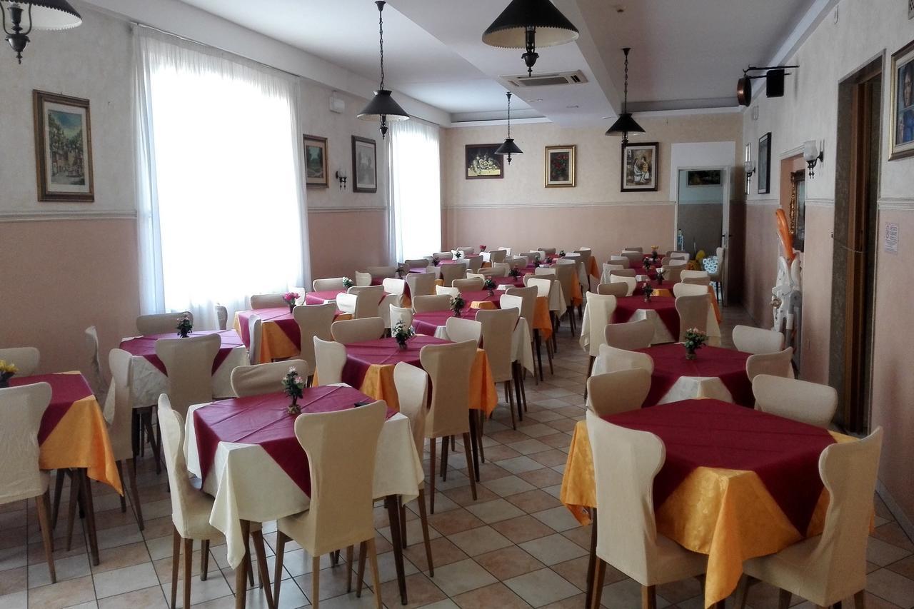 Hotel Carol Чезенатіко Екстер'єр фото