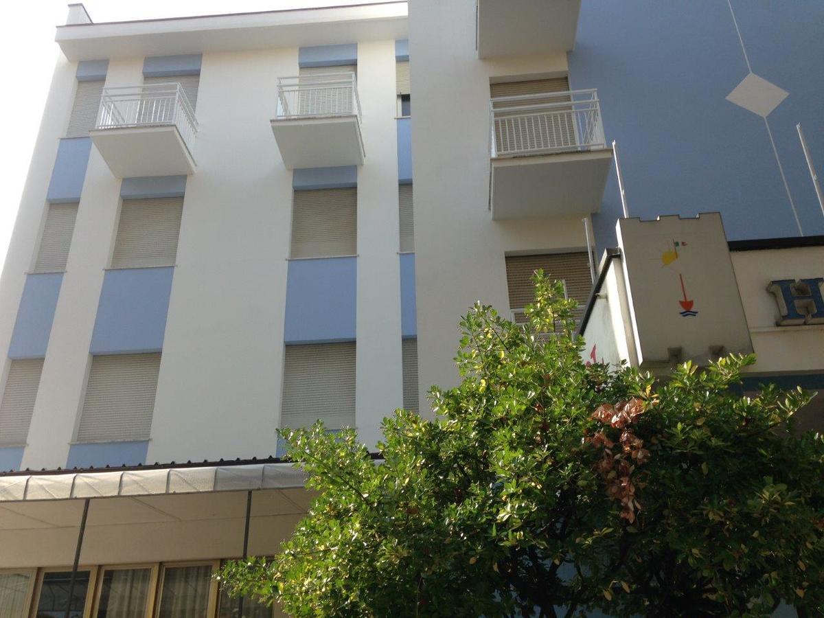 Hotel Carol Чезенатіко Екстер'єр фото