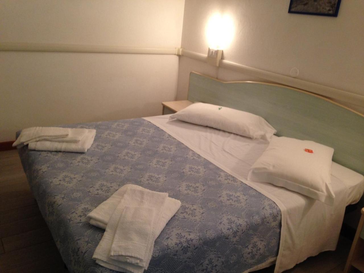 Hotel Carol Чезенатіко Екстер'єр фото