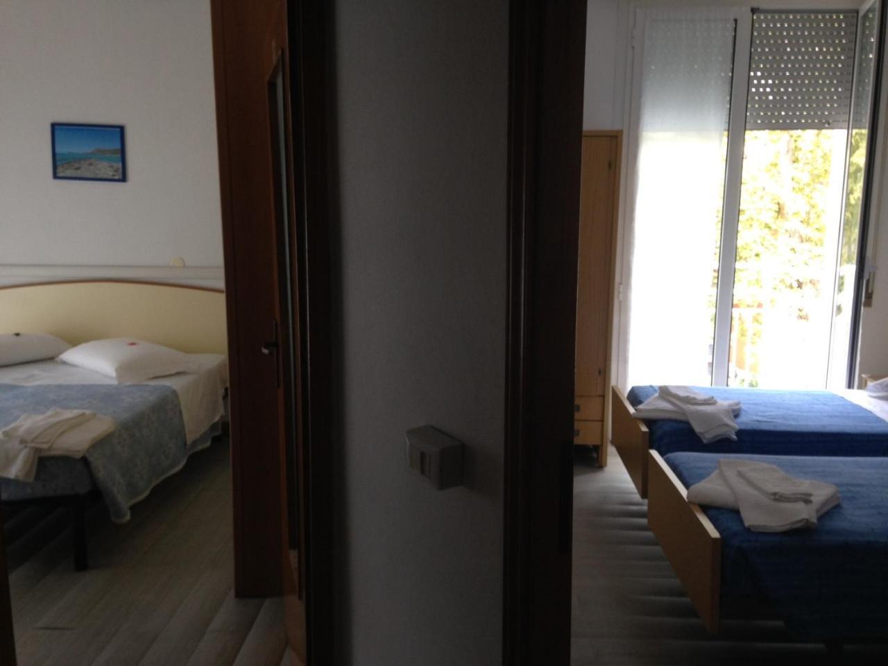 Hotel Carol Чезенатіко Екстер'єр фото